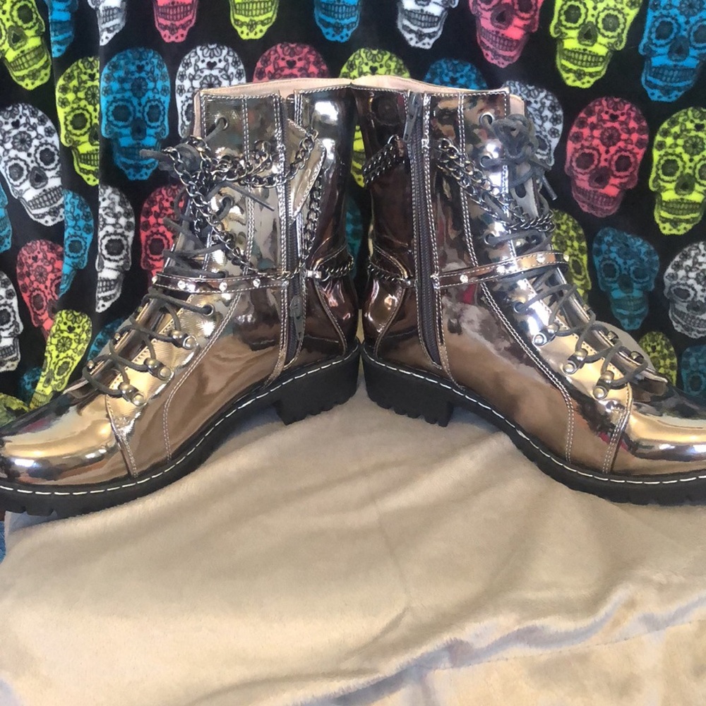 Price firm Chase and Chloe chrome boots - Picture 6 of 10